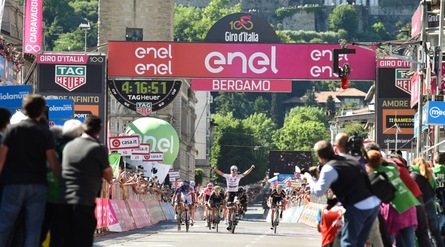 Giro d'Italia: festa Jungels a Bergamo, ma Dumoulin è sempre in rosa