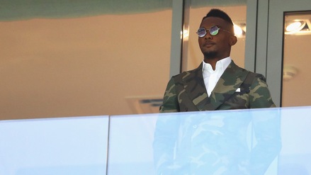 Camerun-Cile, Eto'o in tribuna: che look per l'ex Inter!