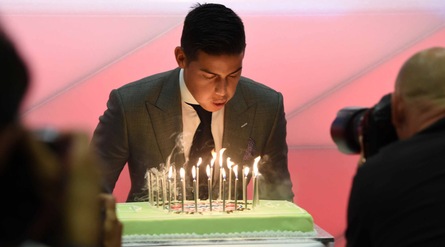 Bayern Monaco, buon compleanno James Rodriguez! Presentazione con la torta