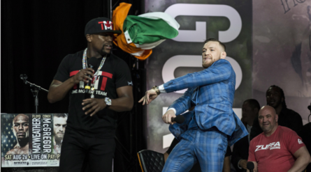 McGregor lancia la bandiera irlandese a Mayweather