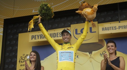 Tour de France, Aru si veste di giallo: è leader della corsa