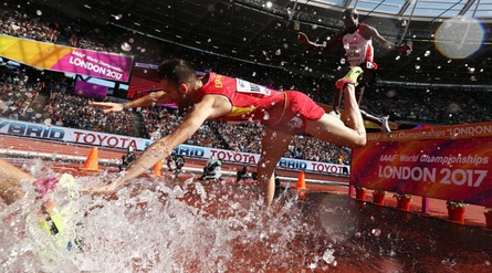 Mondiali atletica, che botta! Per Martos cade nella vasca dei 3000 siepi
