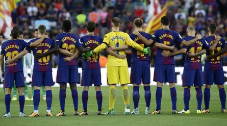 Barcellona in campo con la maglia in onore delle vittime del terrorismo