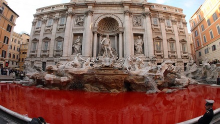 Roma, Fontana di Trevi colorata ancora di rosso