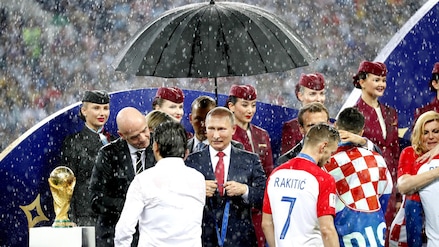 Mondiali, alla premiazione si bagnano tutti tranne Putin