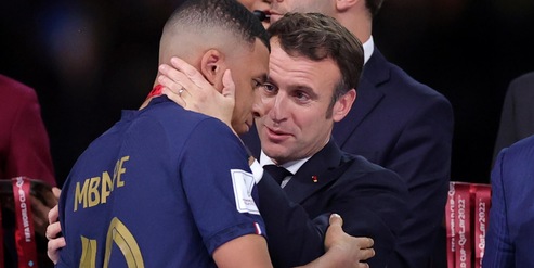 L’abbraccio di Macron: “Mbappé, sei il futuro”