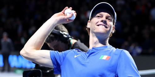 Diretta Sinner show, Italia in finale di Coppa Davis: Djokovic si inchina