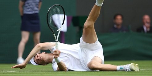 Sinner, buona la prima a Wimbledon: vince in quattro set e aspetta Berrettini