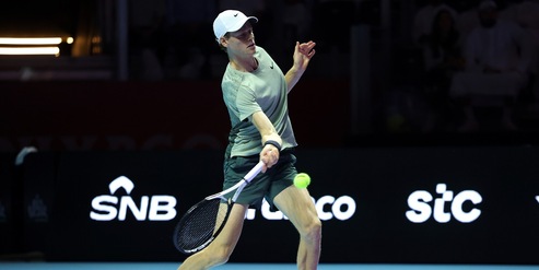 Sinner strapazza Medvedev 6-0, 6-3 al Six Kings Slam: ora sfida Djokovic