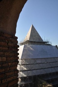 Roma, ecco la Piramide rimessa a nuovo