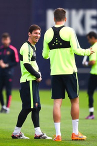 Risate, sorrisi e strani 'body' indossati: come il Barça si prepara al Psg