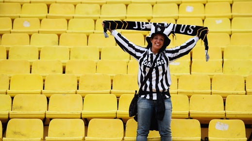 FOTO Juve, sciarpe e sorrisi: l'attesa dei tifosi bianconeri a Monaco