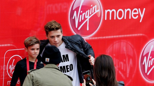 FOTO Famiglia Beckham al completo: che tifo per il piccolo Romeo!