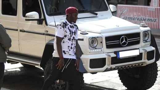 Muntari gira per Milano su un 6x6 da 470 mila euro