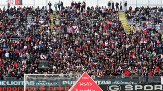 Fumogeni Cagliari-Napoli. Daspo a 2 ultra rossoblù