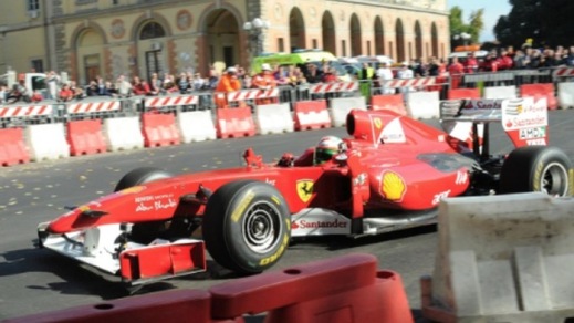 F.1. Raikkonen e Ferrari sulle strade di Budapest