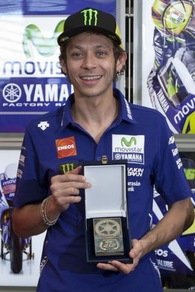 FOTO: Rossi, "firma" con le mani. Poi scatto in bicicletta