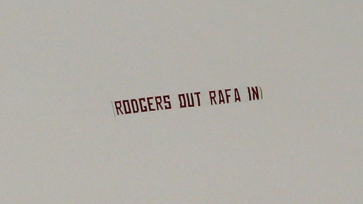 Liverpool, un messaggio nel cielo: «Fuori Rodgers, sì a Benitez»