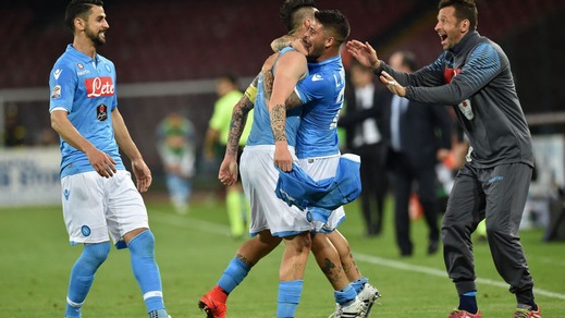 Il Napoli travolge il Milan e ora è a -4 dalla Lazio
