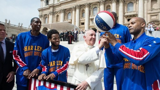 FOTO Papa cestista: a San Pietro arrivano gli Harlem Globetrotter