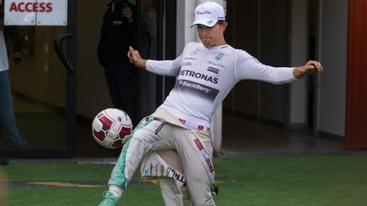 FOTO Gp, Rosberg calciatore provetto: palleggi prima della prova