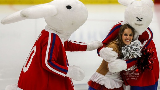 FOTO Hockey su ghiaccio: tra cheerleader e mascotte è vero amore!