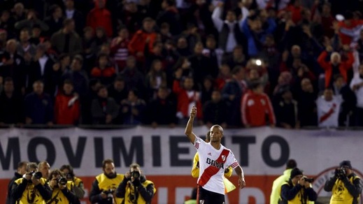 Calci e sputi, alla fine vince il River