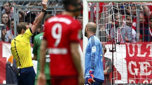 FOTO Bayern, Pepe Reina espulso dopo 13': testa già altrove?