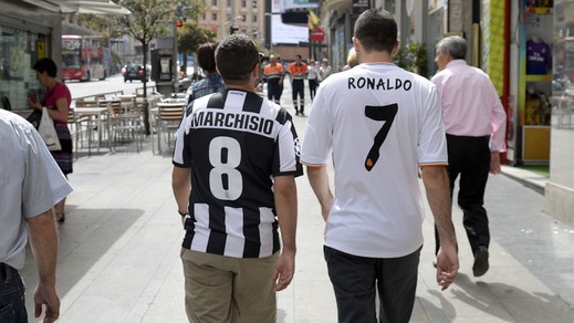 FOTO Real-Juve: Madrid si tinge di bianconero