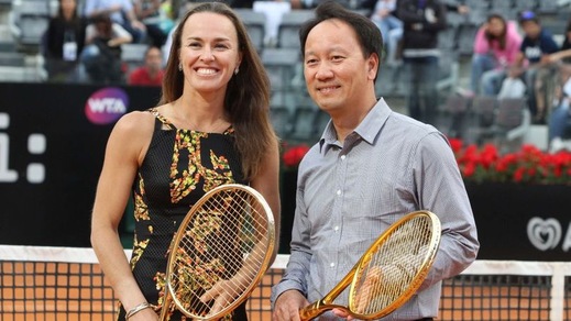 FOTO Martina Hingis riceve la racchetta d'oro agli Internazionali