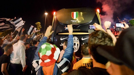 Champions Juve, tifosi in delirio abbracciano la squadra