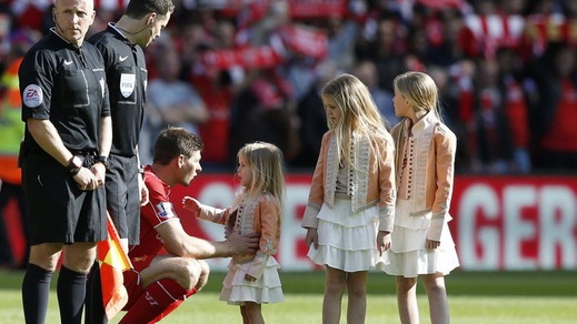 FOTO Gerrard, in campo con le figlie per l'addio al Liverpool