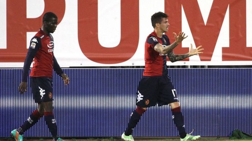 Cagliari, Farias-Cop con M'Poku alle spalle