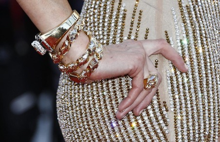 FOTO Oro e trasparenze sexy: Paris abbaglia la Croisette