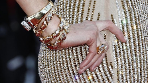 FOTO Oro e trasparenze sexy: Paris abbaglia la Croisette