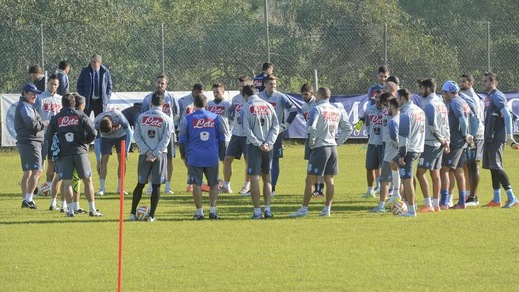 Il Napoli in campo con vista sulla Juve