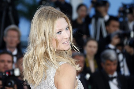 Toni Garrn sfila a Cannes e lascia il pubblico senza fiato