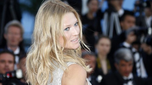 Toni Garrn sfila a Cannes e lascia il pubblico senza fiato
