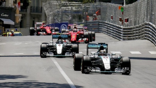 F1, Gp Monaco: Hamilton ancora in testa a metà gara