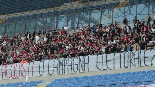 Milan, striscioni di protesta in curva: «Campagna acquisti o elettorale?»