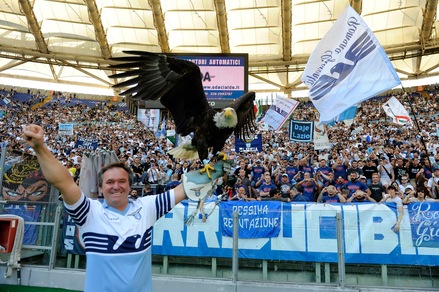 Derby Lazio-Roma: il saluto di Olimpia sotto la curva