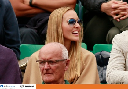 Djokovic debutta al Roland Garros con la bella Jelena