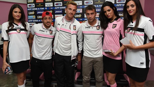 Palermo, apre il nuovo store: che belle le tifose rosanero!