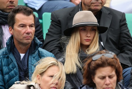 Roland Garros: look vintage per la Satorova, che sguardo sotto il cappello!