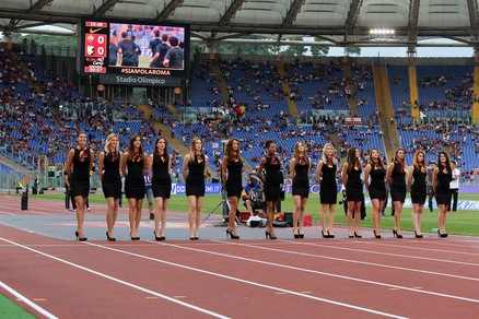 Roma-Palermo, le hostess giallorosse illuminano l'Olimpico
