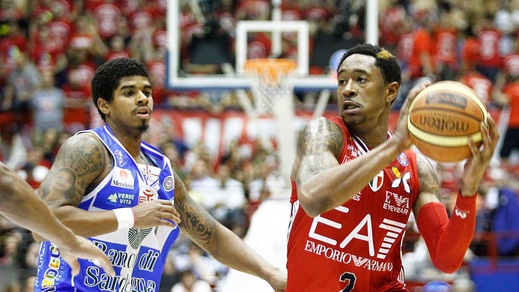 Basket, play off scudetto: Milano avanti a Sassari