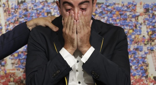 Barcellona, l'addio di Xavi: non trattiene le lacrime