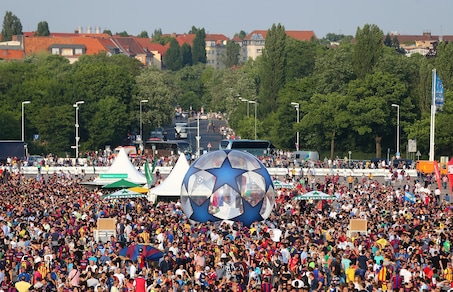 Juve-Barcellona, la marea di tifosi ai cancelli dell'Olympiastadion