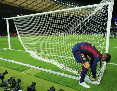 Barcellona, Piqué si porta via la rete della porta