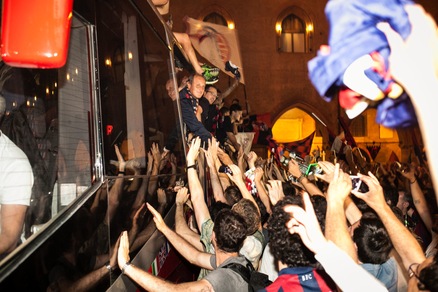 Bologna, che delirio in città per la Serie A!